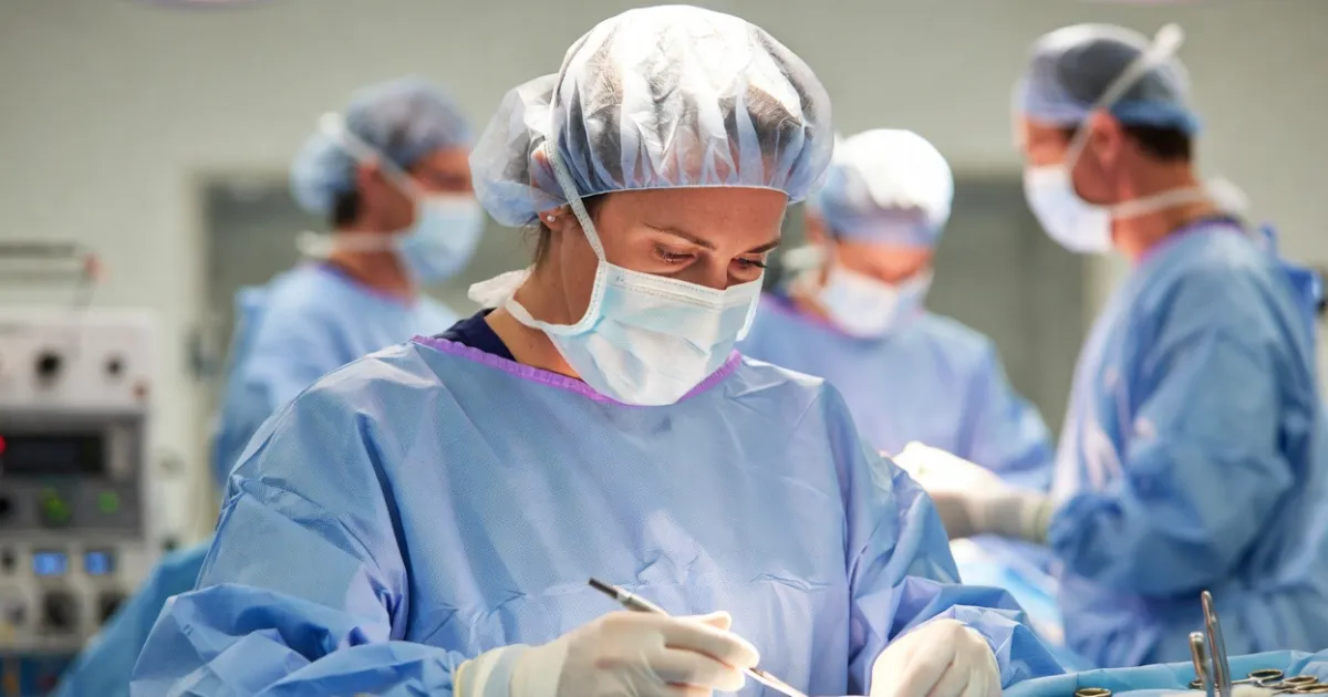 what do surgical techs do